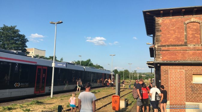 Foto: IG Unstrutbahn 2021, Einzug steht zur Abfahrt nach Naumburg in Roßleben bereit. 