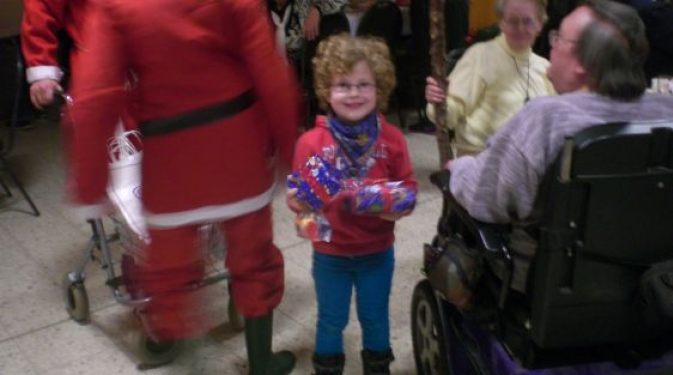Die Weihnachtsmänner machten nicht nur die Senioren, sondern auch die Kleine Vivien glücklich!