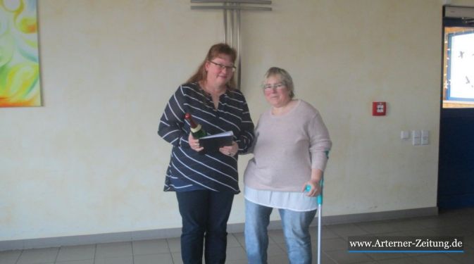 I. Römer dankt S. Buchmann (li)