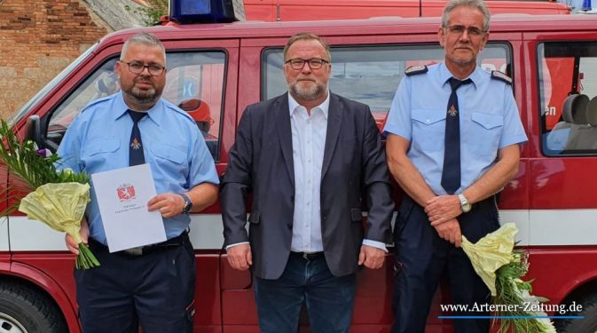  Foto: FFW Artern/S. Linke: v. l. Kamerad Dirk Thieme, Bürgermeister Torsten Blümel, Kamerad Peter Hauthal