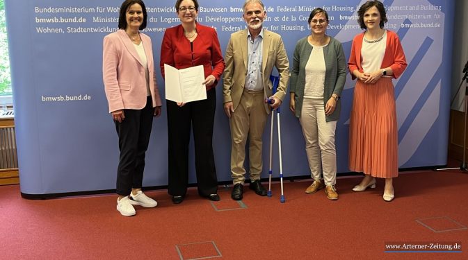 Bildrechte Regionalmanagement Nordthüringen - V.l.n.r.: Landrätin Antje Hochwind-Schneider, Bundesministerin Klara Geywitz, Landrat Harald Zanker, Projektleiterin Dörte Suberg, Parlamentarische Staatssekretärin Elisabeth Kaiser