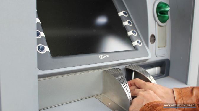 Symbolbild- Foto von: Peggy und Marco Lachmann-Anke: https://pixabay.com/photos/atm-brexit-cash-withdraw-cash-1524868/