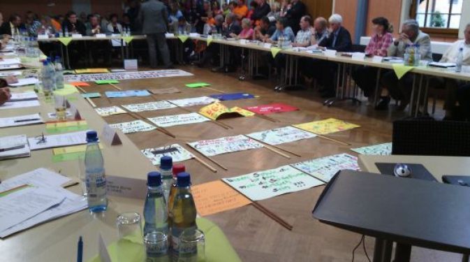 Transparente der Bürger in der Mitte des Sitzungssaals