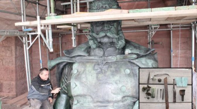 Kaiser Wilhelm und historisches Werkzeug, dass in der Statue gefunden wurde.