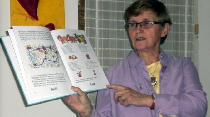 Autorin Johanna Kirschstein stellte stolz ihre bunten und inhaltsreichen Bücher vor.