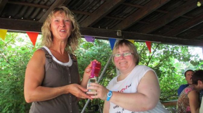 Ina Ro?mer bedankt sich bei Gaby Schmidt (rechts)