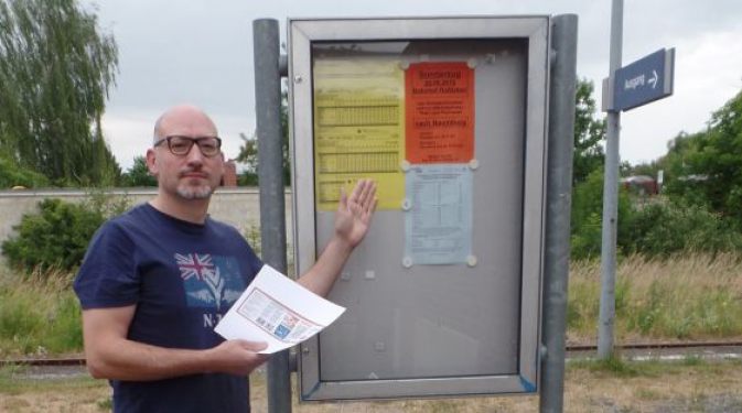 IG Unstrutbahn e. V. Vorsitzender, Thomas Müller, verweist am Bahnhof Roßleben auf die Sonderzüge am 28.06.2015, die der Verein bei der Burgenlandbahn bestellt hat.