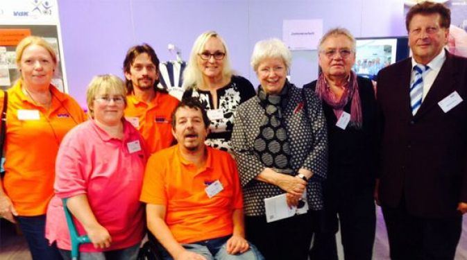 Mitglieder des Fachausschuss Junioren(bunte T-Shirts) mit Frau Mascher (rechts neben Rollstuhlfahrer) und Ga?sten