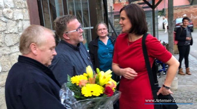 Dietmar Strickrodt und Torsten Blümel (beide Linke) gratulieren Antje Hochwind (SPD) zur Wiederwahl, Foto: [21:46, 15.4.2018] Torsten Blümel: Christoph Weise