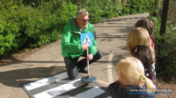 Bernd Müller erklärt den Kindergartenkindern die Verkehrszeichen
