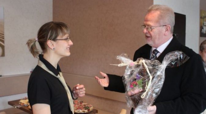 Bürgermeister Koenen gratuliert Besitzerin Cathleen Scholz