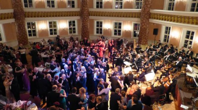 Tanz zur Musik des Loh-Orchesters beim Sondershäuser Schlossball; Foto: Birgit Susemihl