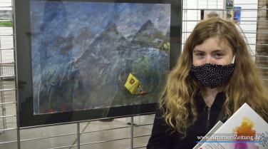 Ronja Jankowiak vor ihrem Werk
