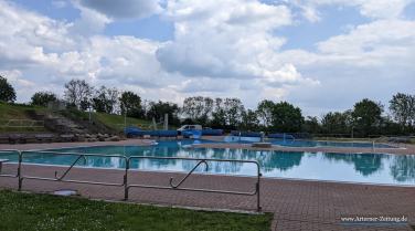 Noch in Einzelteilen - die neue Rutsche des Arterner Soleschwimmbades