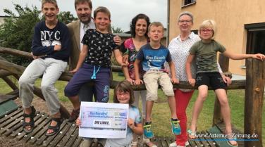 Scheck für Ferienfreizeiten übergeben