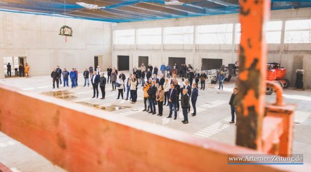 Ministerin Karawanskij beim Richtfest für Dreifeldersporthalle in Artern 