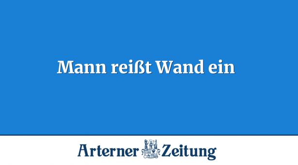 Mann reißt Wand ein 