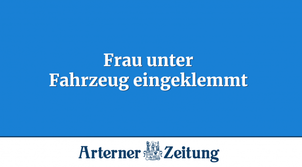 Frau unter Fahrzeug eingeklemmt